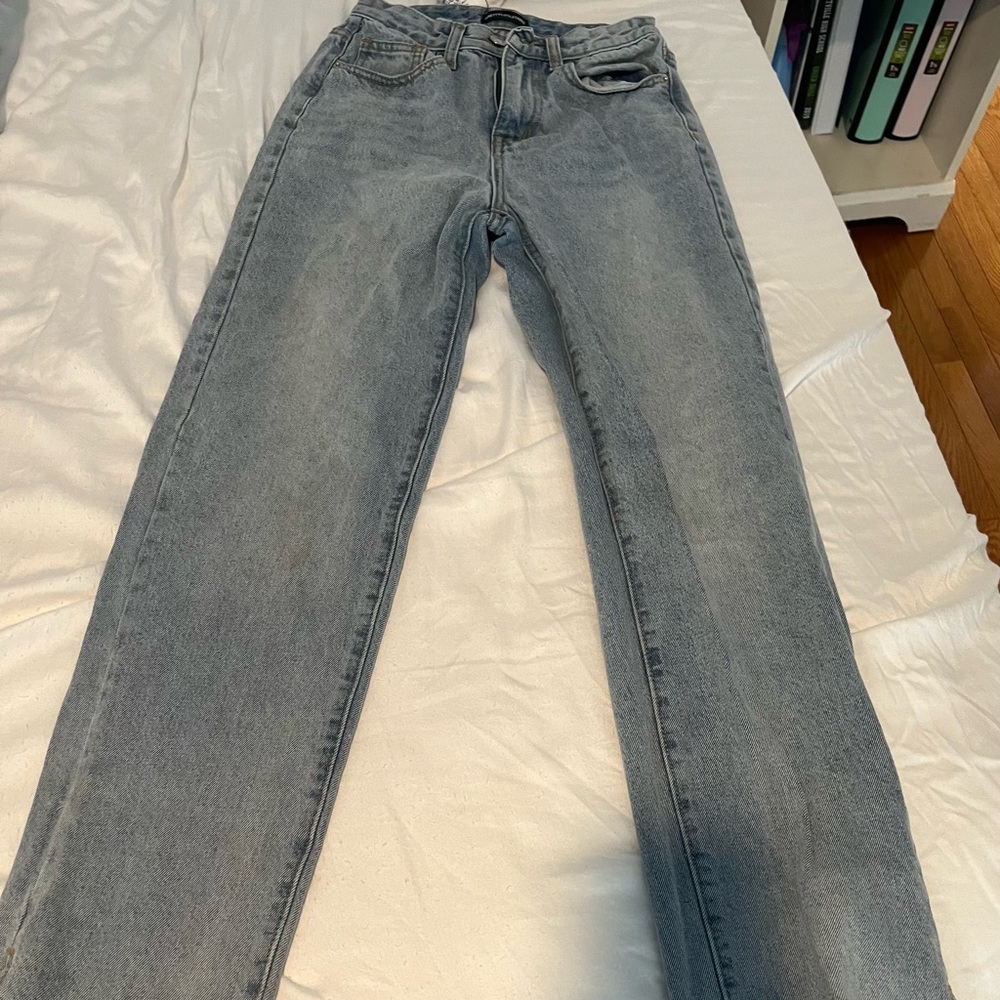 PRETTYLITTLETHING STRAIGHT LEG DISTRESSED BOTTOM JEANS